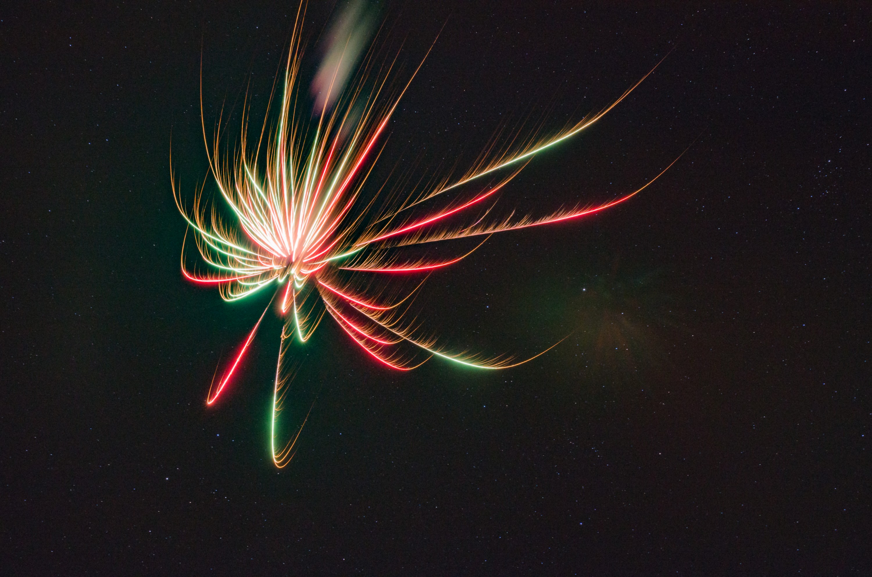 Feuerwerk mit Sternen im Hintergund
